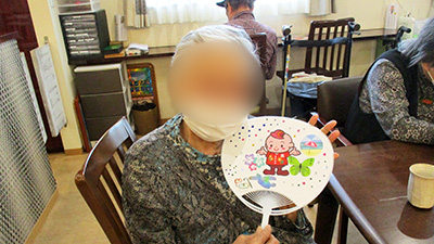 デイホーム孫の手・宮ひがし　デイサービス　季節のイベント　うちわ作りの様子　栃木県宇都宮市