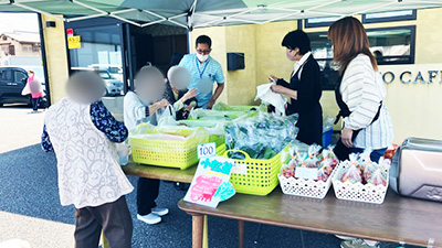 デイホーム孫の手・いいづか　デイサービス　イベント　やさい詰め放題の様子　群馬県高崎市