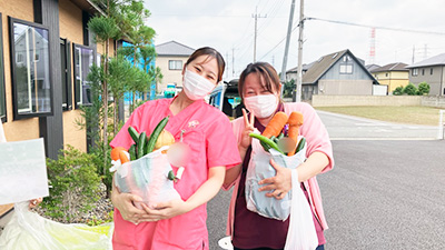 デイホーム孫の手・いせさき　デイサービス　イベント　やさい詰め放題の様子　群馬県伊勢崎市