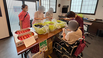 デイホーム孫の手・宮ひがし（デイサービス / 栃木県宇都宮市）　やさい詰め放題イベント　の様子-5