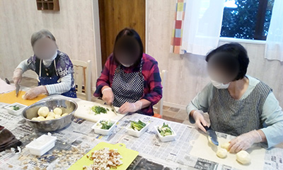 デイホーム孫の手・おおた　芋煮＆ハロウィンイベントの様子