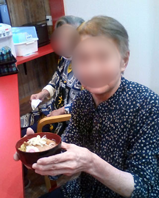 デイホーム孫の手・さの　ラーメンイベントの様子