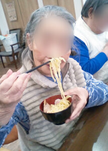 デイホーム孫の手・さの　ラーメンイベントの様子