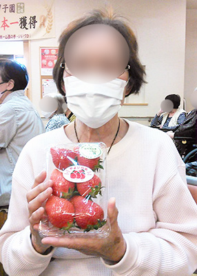 デイホーム孫の手・かさかけ イチゴ販売イベントの様子
