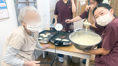 デイホーム孫の手・こまいぎ パンケーキイベントの様子