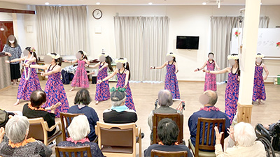 デイホーム孫の手・宮ひがし フラダンスイベントの様子
