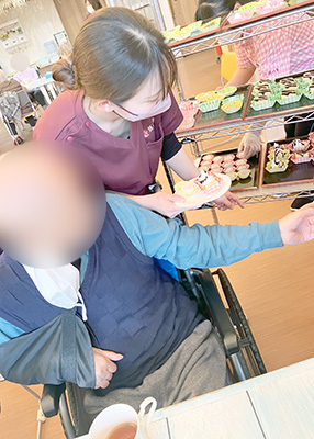 デイホーム孫の手・おおた スイーツバイキングの様子
