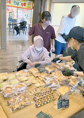 デイホーム孫の手・おおた　パン販売イベントの様子