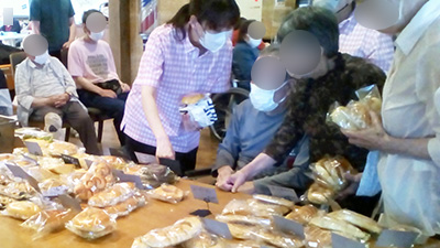 デイホーム孫の手・おおた　パン販売イベントの様子