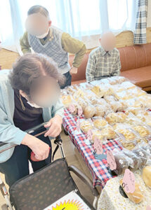 デイホーム孫の手・さの　パン販売会イベントの様子