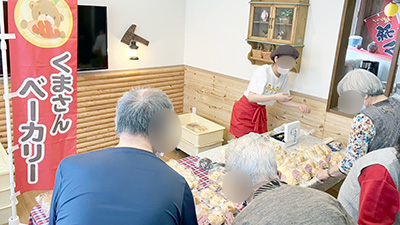デイホーム孫の手・さの　パン販売会イベントの様子