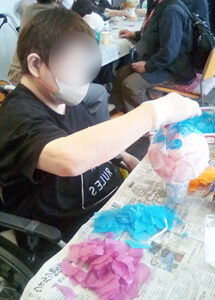 デイホーム孫の手・あらまき ランタン作りイベントの様子