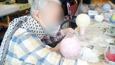 デイホーム孫の手・あらまき ランタン作りイベントの様子