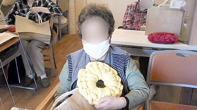 デイホーム孫の手・かさかけ 手編みのお昼寝クッション作りの様子