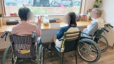 デイホーム孫の手・こまいぎ 梅ジュース作りの様子