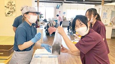 デイホーム孫の手・こまいぎ ミスタードーナツ販売会の様子