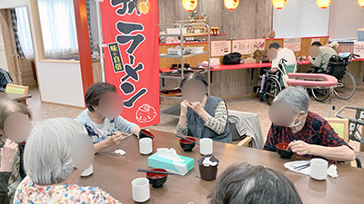 デイホーム孫の手・さの ラーメンイベントの様子