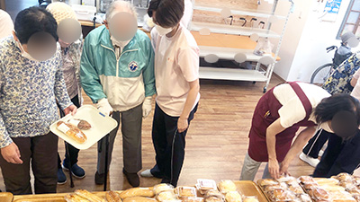 デイホーム孫の手・こまいぎ パン販売会の様子