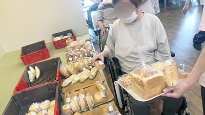 デイホーム孫の手・こまいぎ パン販売会の様子