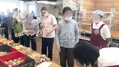 デイホーム孫の手・こまいぎ パン販売会の様子