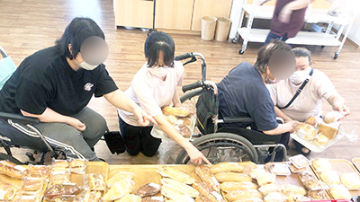 デイホーム孫の手・こまいぎ パン販売会の様子