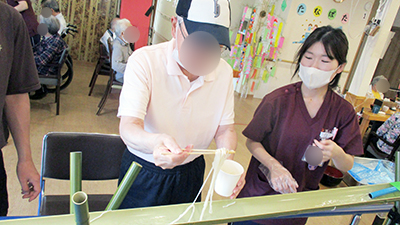 デイホーム孫の手・宮ひがし　七夕流しそうめんの様子