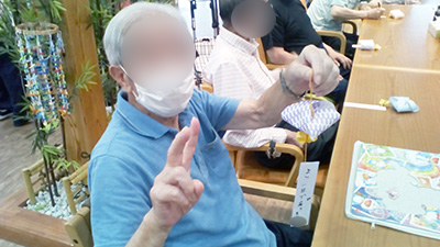 デイホーム孫の手・さの 七夕短冊作りイベントの様子