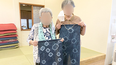 デイホーム孫の手・こまいぎ 藍染体験イベントの様子