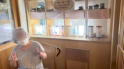 デイホーム孫の手・かさかけ　ハンドメイドクラブ『ランタン作り』の様子