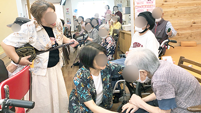 デイホーム孫の手・こまいぎ 夏祭り~沖縄三線演奏会~の様子