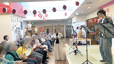 デイホーム孫の手・こまいぎ 夏祭り~沖縄三線演奏会~の様子