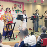 デイホーム孫の手・こまいぎ　夏祭り～沖縄三線演奏会～の様子