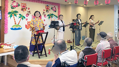 デイホーム孫の手・こまいぎ 夏祭り~沖縄三線演奏会~の様子
