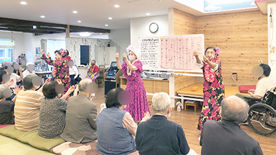 デイホーム孫の手・こまいぎ　敬老の会～フラダンスフェスティバル～の様子