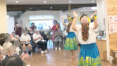 デイホーム孫の手・こまいぎ　敬老の会～フラダンスフェスティバル～の様子