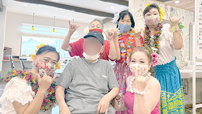 デイホーム孫の手・こまいぎ　敬老の会～フラダンスフェスティバル～の様子