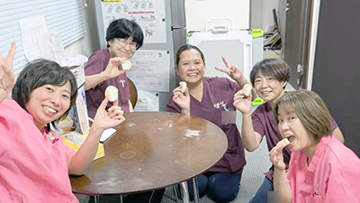 デイホーム孫の手・めぬま 職員交流イベント「お菓子ケーション」の様子