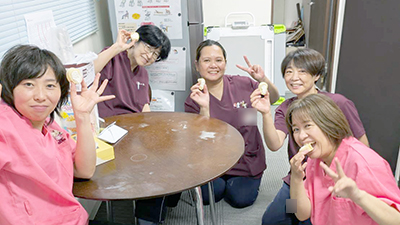 デイホーム孫の手・めぬま 職員交流イベント「お菓子ケーション」の様子