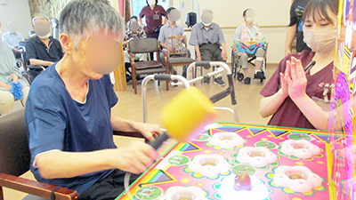 デイホーム孫の手・宮ひがし モグラたたきイベントの様子