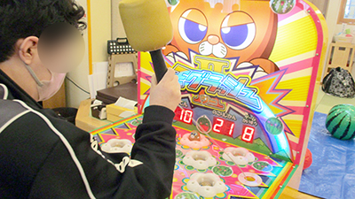 デイホーム孫の手・宮ひがし モグラたたきイベントの様子