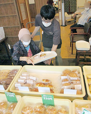 デイホーム孫の手・宮ひがし　パン販売イベントの様子