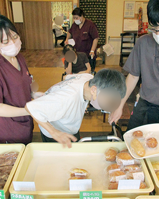 デイホーム孫の手・宮ひがし　パン販売イベントの様子
