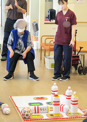 デイホーム孫の手・宮ひがし　ボウリング大会の様子