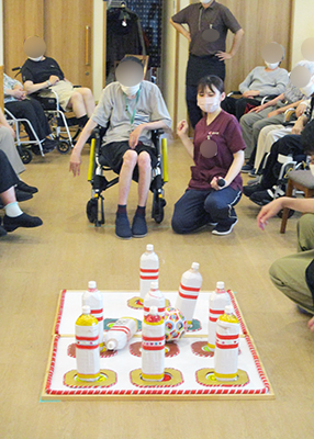 デイホーム孫の手・宮ひがし　ボウリング大会の様子