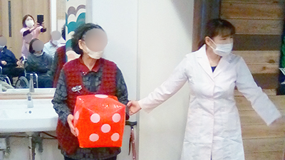 デイホーム孫の手・あらまき 科学実験イベントの様子