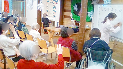 デイホーム孫の手・あらまき 科学実験イベントの様子