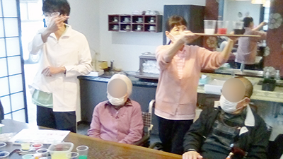 デイホーム孫の手・あらまき 科学実験イベントの様子