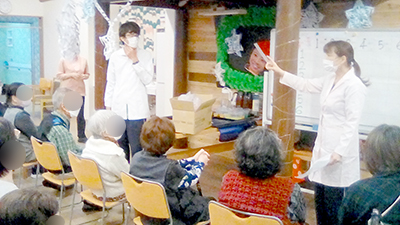 デイホーム孫の手・あらまき 科学実験イベントの様子