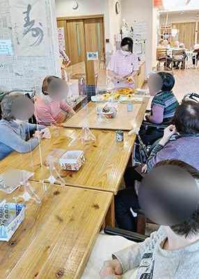 デイホーム孫の手・こまいぎ 干し柿作りの様子