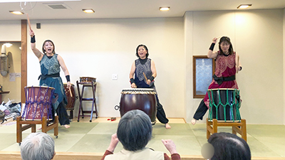 デイホーム孫の手・こまいぎ 開所8周年記念 和太鼓イベントの様子